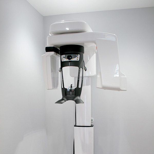 Dentist performing a comprehensive oral health check-up